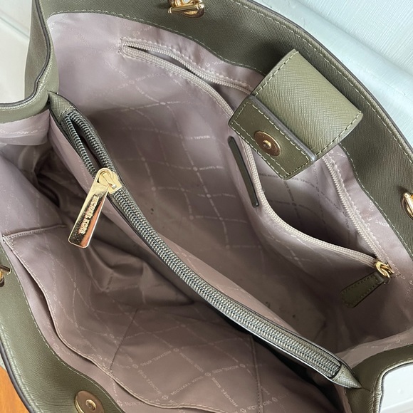 Michael Kors | Olive green & gold tote bag | Like new - Picture 4 of 5